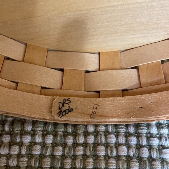 Longaberger 2006 Red/Natural Small Pie Basket w/Swing Handle - Picture 2 of 7